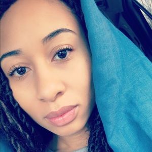 Meet your Posher, Alexis